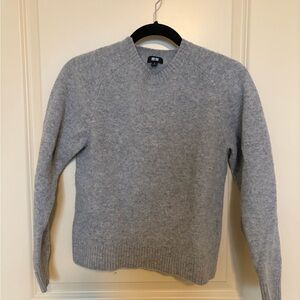 Uniqlo Light Gray Crewneck Sweater for Women